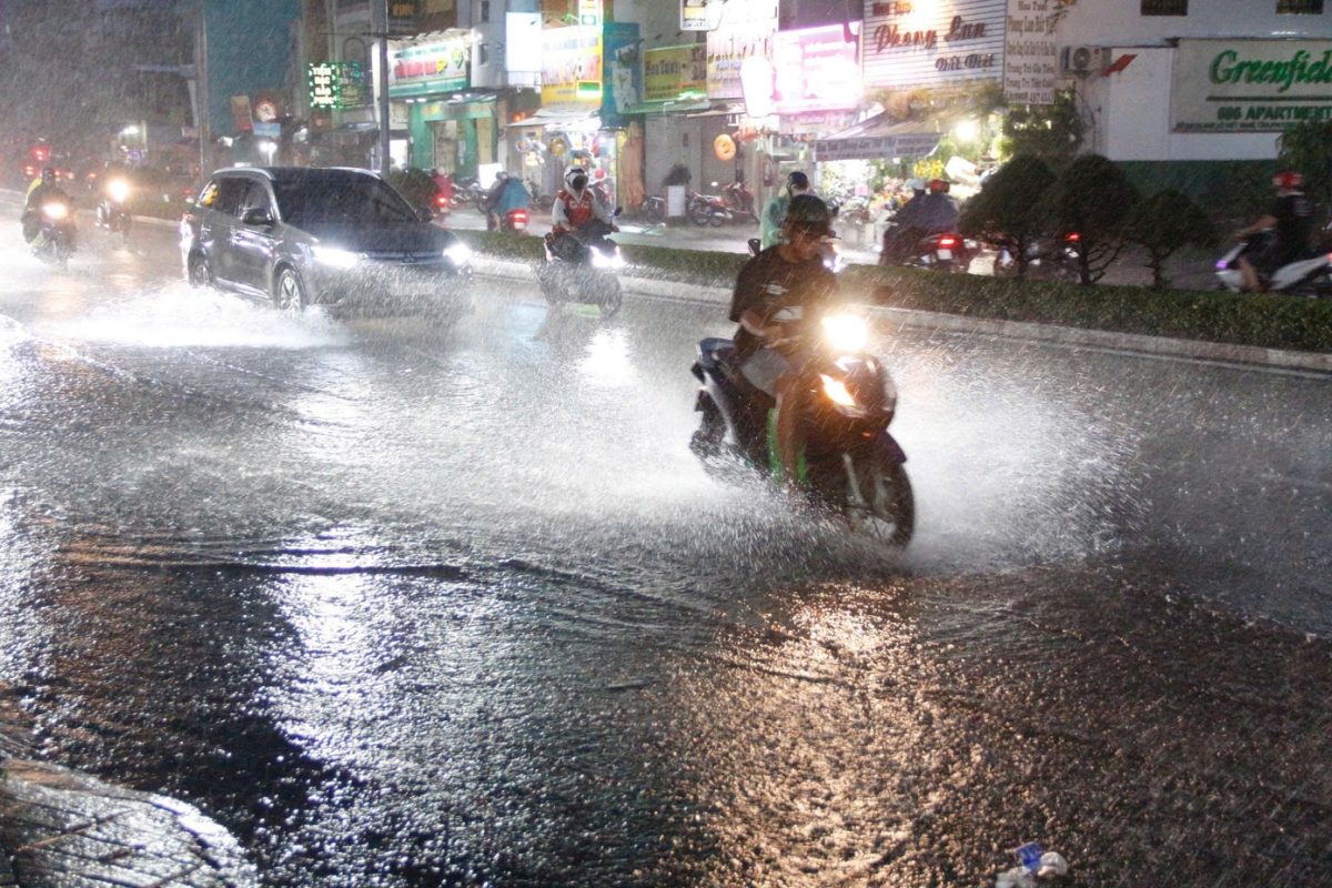 TP.HCM mưa lớn kéo dài do ảnh hưởng bão số 7