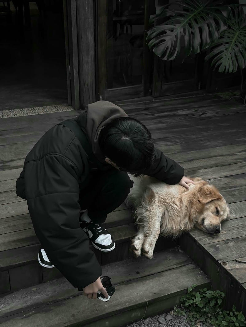 Chàng trai mặc áo đen tạo dáng cool ngầu trong bộ ảnh boy phố che mặt