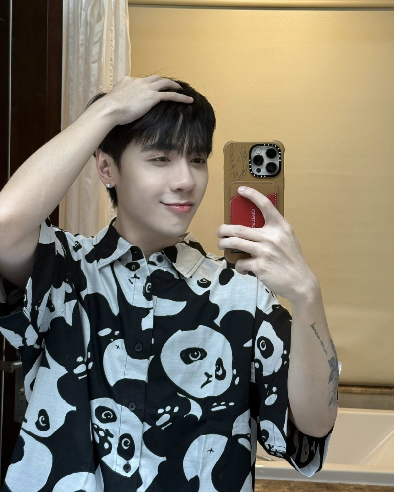 Ảnh selfie so cute trước gương của ca sĩ Quang Hùng