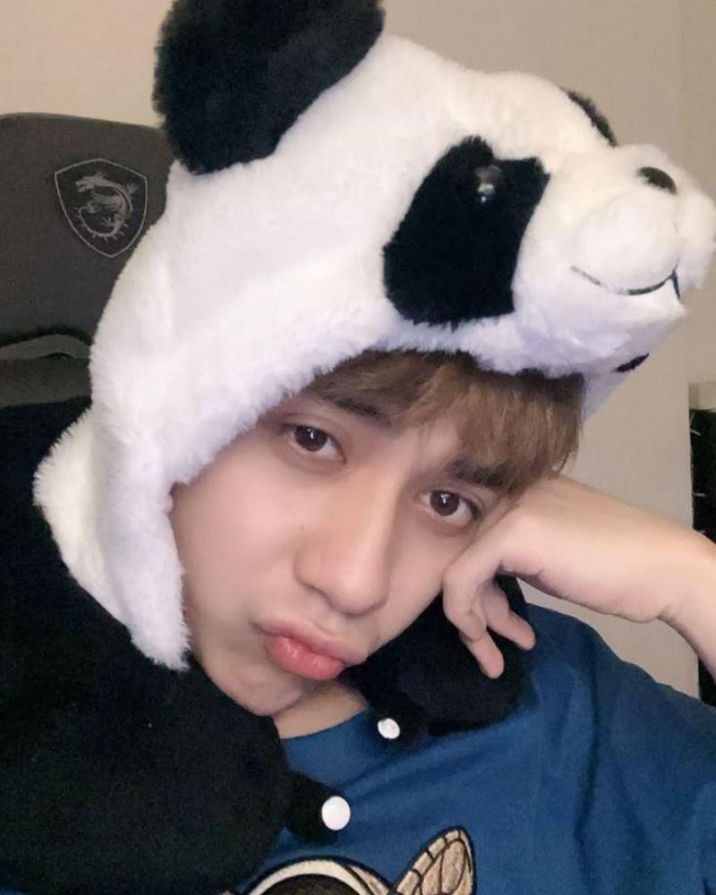 Ảnh selfie cùng mũ gấu trúc vô tri của Quang Hùng