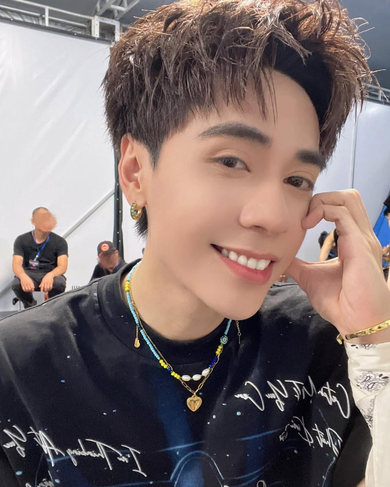 Ca sĩ Quang Hùng selfie với ánh mắt cực dễ thương