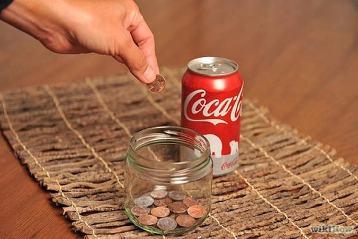 Để tẩy vết rỉ sét và làm sáng bóng các vật dụng, thiết bị bằng đồng, bạn chỉ việc ngâm chúng trong Coca-Cola một giờ. Axit trong thức uống sẽ hòa tan các vết bẩn từ các kim loại này.