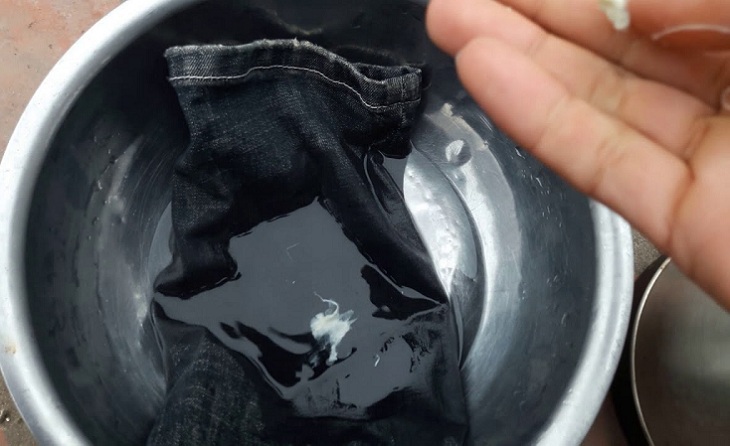 Nếu chẳng may kẹo cao su dính trên quần áo, giày dép hay tóc, Coca-Cola có thể dễ dàng giúp bạn loại bỏ. Bạn chỉ việc đổ một ít Coke lên trên kẹo cao su, để vài phút và nhẹ nhàng cạo nó với một con dao cùn hoặc gỡ ra.