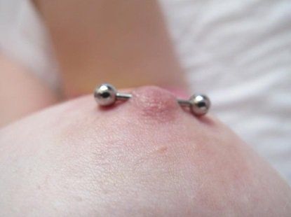 Xỏ khuyên vú khiến núm vú có thể bị chảy máu.