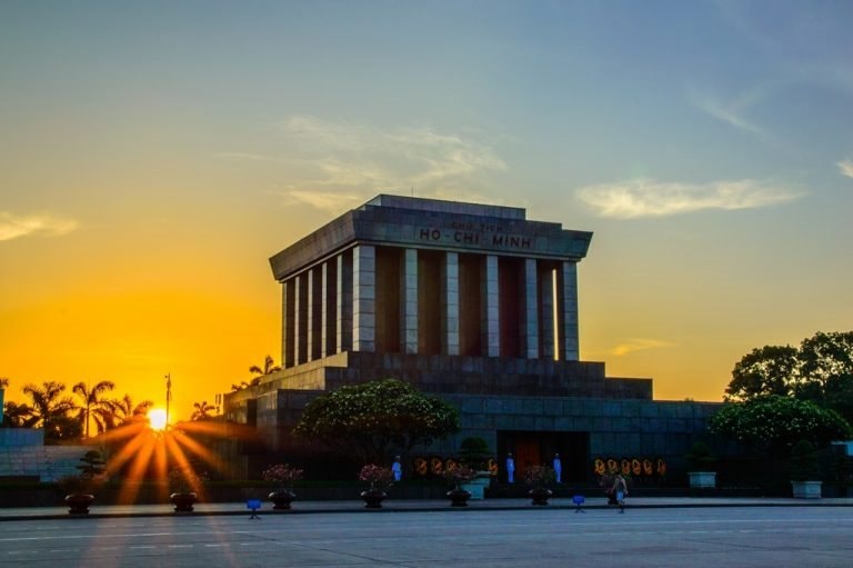 Lăng Bác ngày về