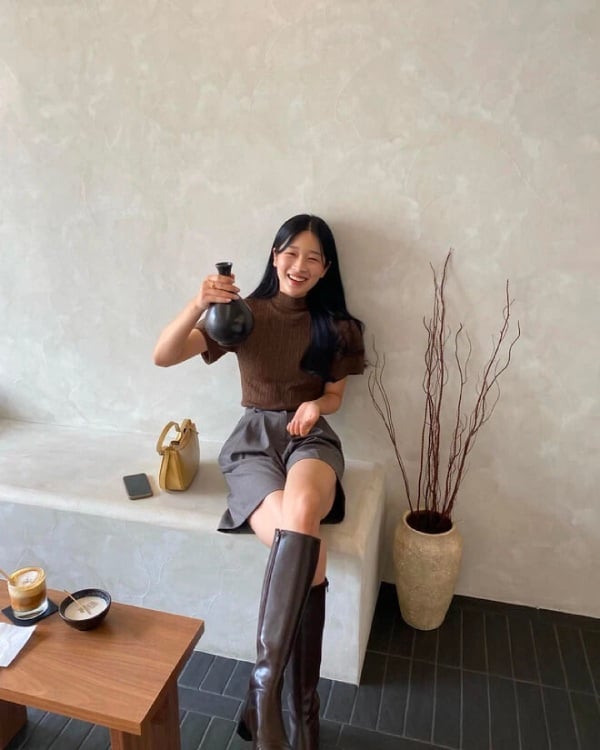 Phối đồ với boot cổ cao và quần short