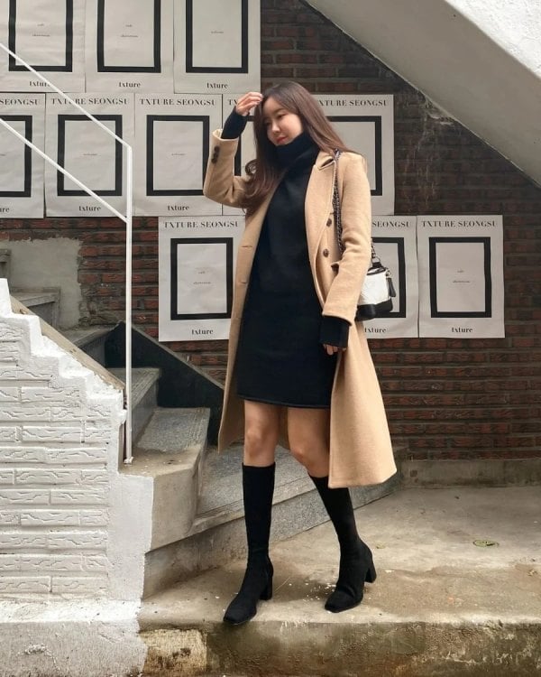 Boot cổ cao kết hợp miniskirt và sweater