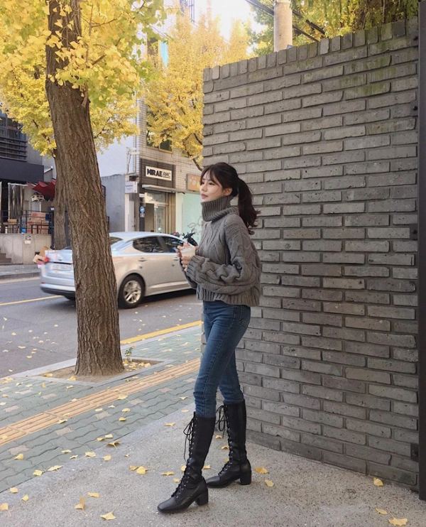 Giày boot cổ cao mix với áo len