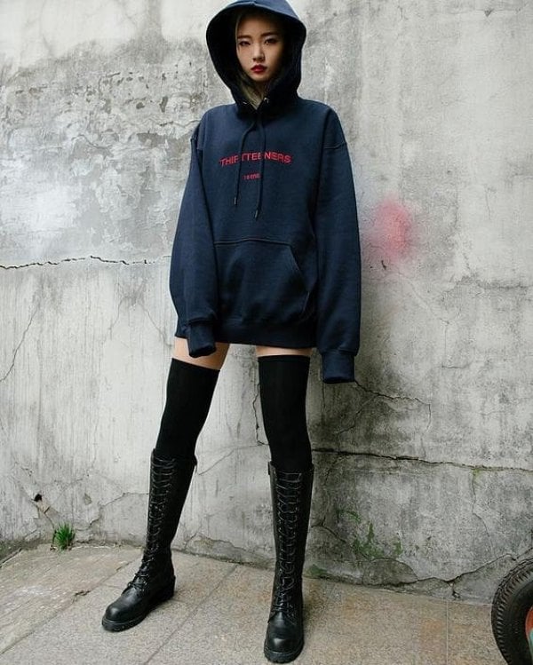 Cách phối boot cao cổ với áo hoodie