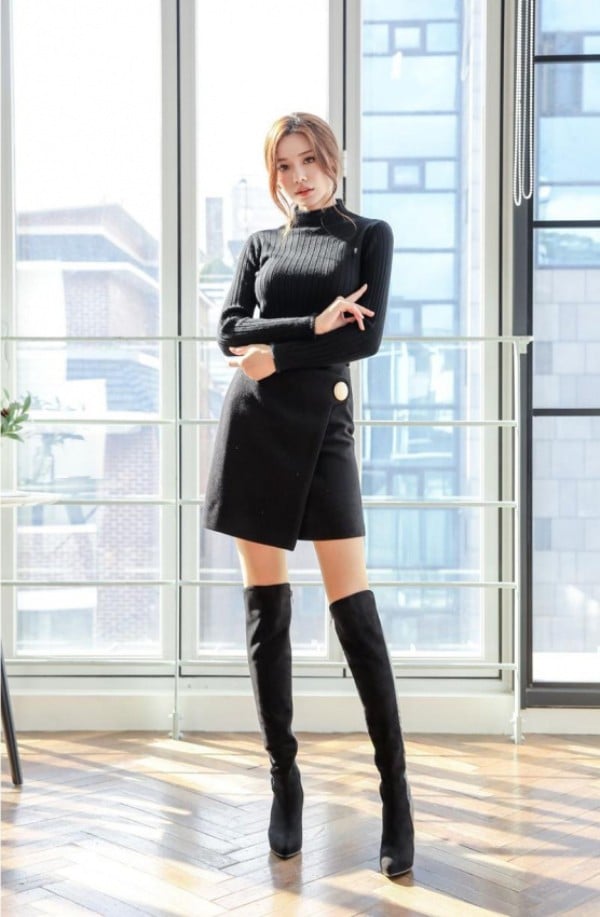 Phối đồ với boot cao cổ nữ và chân váy ngắn
