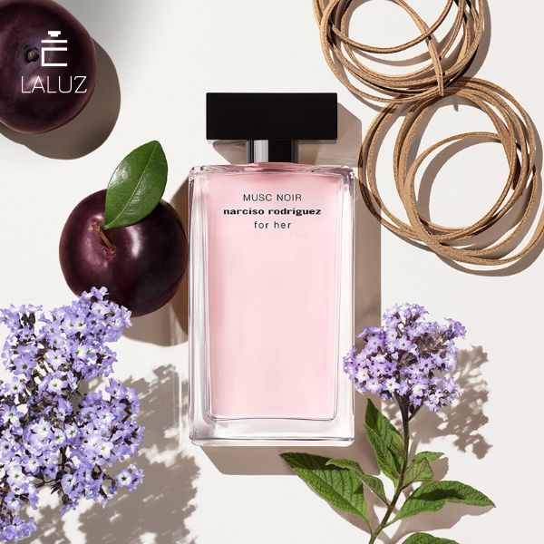 Nước hoa Narciso Rodriguez For Her Musc Noir nổi bật với hương thơm của xạ hương