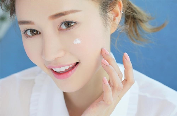 cách sử dụng kem chống nắng hiệu quả, Sử dụng kem chống nắng để bảo vệ da khỏi tia cực tím