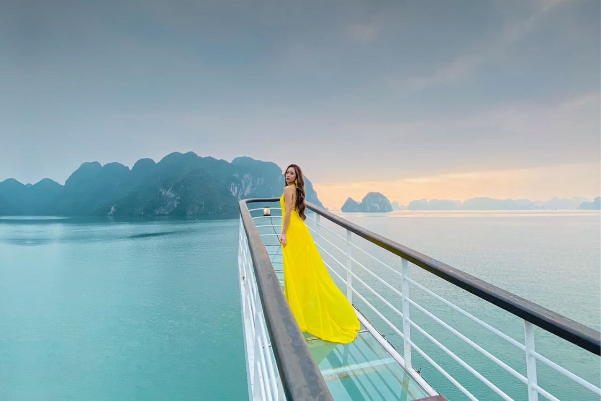 dáng đứng bất hủ khi chụp ảnh trên du thuyền