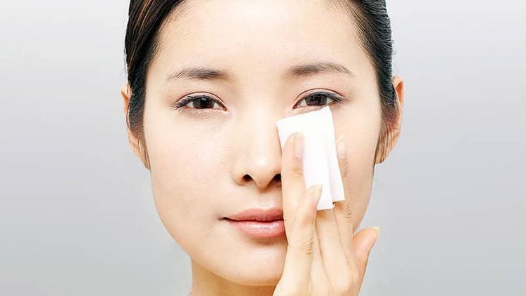 Da đổ dầu thường xuyên khiến làn da dễ mọc mụn hơn