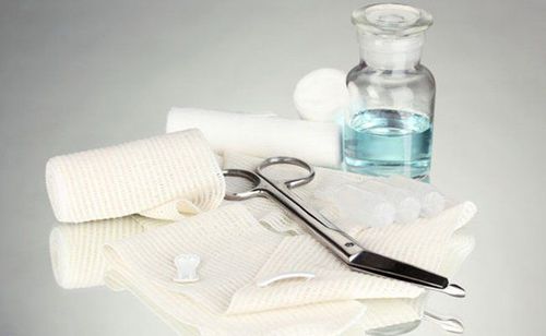 Chăm sóc vết thương khâu bằng chỉ tự tiêu đúng cách theo hướng dẫn của bác sĩ