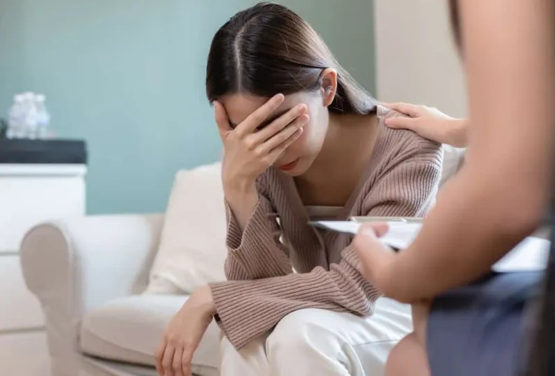 Rối loạn cảm xúc lưỡng cực là một bệnh khá phổ biến với đặc trưng là trạng thái thay đổi nhanh chóng bất thường về mặt cảm xúc và tâm lý. Vậy rối loạn lưỡng cực có triệu chứng như thế nào? Nguyên nhân gây nên rối loạn lưỡng cực cũng như cách chẩn đoán và phương pháp điều trị ra sao? Hãy cùng bài viết tìm hiểu chi tiết về những nội dung liên quan đến căn bệnh này. Rối loạn cảm xúc lưỡng cực là gì? Rối loạn cảm xúc lưỡng cực hay còn được hiểu là bệnh rối loạn hưng - trầm cảm. Đây là một chứng bệnh rối loạn tâm thần với đặc trưng là sự thay đổi bất thường đột ngột về tâm trạng. Khi mắc căn bệnh này, người bệnh có thể rơi vào tình trạng hưng cảm với biểu hiện phấn khích, tăng động, tràn đầy năng lượng. Tuy nhiên sau đó họ lại rơi vào trạng thái trầm cảm như buồn bã, mệt mỏi, uể oải chán nản. Người mắc căn bệnh này sẽ gặp rất nhiều khó khăn trong việc duy trì các mối quan hệ cũng như trong công việc. Rối loạn cảm xúc lưỡng cực là sự thay đổi đột ngột về cảm xúc Sự thay đổi về mặt tâm trạng này mang tính chất chu kỳ và có thể lặp đi lặp lại nhiều lần. Tùy vào mức độ nghiêm trọng mà tần suất xuất hiện của chu kỳ là khác nhau, có thể là vài lần trong một tuần hoặc là vài lần trong một năm. Dấu hiệu, triệu chứng của bệnh rối loạn cảm xúc lưỡng cực Theo các chuyên gia, dấu hiệu của rối loạn lưỡng cực có phần tương đồng với nhiều bệnh tâm lý khác. Vì thế để nhận biết được căn bệnh này, việc nắm bắt các triệu chứng là rất cần thiết. Rối loạn lưỡng cực biểu hiện qua ba giai đoạn: Hưng cảm, trầm cảm và giai đoạn hỗn hợp. Triệu chứng bệnh ở giai đoạn hưng cảm Ở giai đoạn hưng cảm, người bệnh sẽ tràn đầy năng lượng, phấn khích và tích cực quá mức. Ngay cả với những tình huống không phù hợp, họ vẫn thể hiện sự hưng phấn của mình. Những biểu hiện rõ rệt của người bệnh ở giai đoạn này đó là: Dư thừa năng lượng, cảm giác vui vẻ và cười nói liên tục, các câu nói thường không hoàn chỉnh. Lạc quan yêu đời và không thể ngồi yên một chỗ, ăn nhiều, đồng thời giảm nhu cầu nghỉ ngơi và ngủ. Suy nghĩ rất nhanh và đưa ra quyết định vội vàng hấp tấp. Có những hành vi bốc đồng như đầu tư quá trớn, tiêu xài phung phí. Nhu cầu về tình dục gia tăng, có thể dẫn đến hành động cưỡng hiếp, quan hệ không an toàn và bạo hành. Làm việc một cách liên tục không biết mệt mỏi, tuy nhiên lại khó tập trung và duy trì tốt một công việc. Thường xuyên trêu chọc những người xung quanh, cảm xúc cũng dễ bị tác động. Người bệnh có thể trở nên giận dữ, kích động nhất thời vì những nguyên nhân không đáng kể từ bên ngoài. Rối loạn cảm xúc lưỡng cực giai đoạn hưng cảm thường dư thừa năng lượng, nói cười liên tục Triệu chứng biểu hiện ở giai đoạn trầm cảm So với giai đoạn hưng cảm thì ở giai đoạn trầm cảm, người mắc rối loạn cảm xúc lưỡng cực sẽ có tâm trạng ngược lại, họ suy nghĩ, cảm xúc thể hiện theo hướng tiêu cực, cụ thể: Lúc nào cũng cảm thấy buồn vô cớ, u uất, tuyệt vọng, bi quan. Người bệnh trở nên lười biếng và không có hứng thú với bất kỳ hoạt động nào. Cơ thể người bệnh luôn trong trạng thái mệt mỏi, thiếu năng lượng và không muốn làm bất cứ việc gì. Họ luôn có xu hướng tách biệt với mọi người cũng như không muốn tiếp xúc hay trò chuyện với bất cứ ai. Lo lắng, bất an, khó suy nghĩ, khó tập trung, suy giảm trí nhớ và hiệu suất làm việc cũng giảm đi. Cơ thể luôn uể oải mệt mỏi, buồn ngủ dù ngủ nhiều. Ăn uống không còn cảm giác ngon miệng và giảm ham muốn tình dục. Tư tưởng suy nghĩ đến cái chết và có ý định tự sát. Rối loạn cảm xúc lưỡng cực giai đoạn trầm cảm khiến người bệnh luôn buồn phiền Những triệu chứng ở giai đoạn hỗn hợp Ở giai đoạn này, người bệnh sẽ thường trải qua sự thay đổi liên tục cũng như xen kẽ giữa giai đoạn hưng cảm và trầm cảm. Lúc này diễn biến tâm trạng của bệnh nhân thay đổi một cách nhanh chóng, đột ngột và khó kiểm soát. Mặc dù giữa nam và nữ được chẩn đoán tỷ lệ mắc ngang nhau nhưng các triệu chứng có phần hơi khác. Nếu như nam giới có nhiều cơn hưng cảm hơn thì nữ giới lại có nhiều cơn trầm cảm hơn. Trong giai đoạn hưng cảm, nam giới thường lạm dụng các chất kích thích như thuốc lá, bia rượu,... Khi bị bệnh nam giới ít đi khám, vì thế tỷ lệ chết vì tự tử ở nam mắc bệnh rối loạn cảm xúc lưỡng cực cao hơn ở nữ giới. Nguyên nhân gây nên rối loạn cảm xúc lưỡng cực Mặc dù vẫn chưa xác định được nguyên nhân gây bệnh cụ thể nhưng một số chuyên gia đánh giá bệnh có thể do: Nếu trong gia đình có người thân từng mắc phải căn bệnh rối loạn lưỡng cực thì tỉ lệ mắc bệnh ở những thế hệ sau sẽ tăng cao. Khoảng 20% trường hợp bị rối loạn lưỡng cực liên quan đến gen di truyền. Yếu tố cấu trúc và hoạt động của não bộ khác biệt thường xuất hiện ở người bị chứng rối loạn lưỡng cực. Khi có sự mất cân bằng hoặc thiếu hụt về các chất dẫn truyền như: Serotonin, dopamin,... có thể làm gia tăng nguy cơ khởi phát bệnh rối loạn lưỡng cực. Sự mất cân bằng các nội tiết tố trong cơ thể cũng có thể gây ra rối loạn lưỡng cực. Môi trường sống làm việc căng thẳng, tổn thương về mặt tâm lý có thể là yếu tố gây nên tình trạng rối loạn lưỡng cực cảm xúc. Mất cân bằng hoặc thiếu các chất dẫn truyền cũng có thể gây rối loạn lưỡng cực cảm xúc Đối tượng nguy cơ Những người có nguy cơ cao bị bệnh rối loạn cảm xúc lưỡng cực bao gồm: Rối loạn lưỡng cực thường khởi phát ở đối tượng thanh thiếu niên < 25 tuổi. Tỷ lệ mắc bệnh này khả năng cao ở những người có người thân từng mắc rối loạn lưỡng cực. Theo nghiên cứu, nguy cơ mắc bệnh ở phụ nữ sau sinh có tỷ lệ cao hơn gấp 2 lần so với người thường. Người từng bị chấn thương về mặt tâm lý như trải qua nỗi đau chứng kiến cái chết của người thân, sang chấn tâm lý, stress,.... Những người từng lạm dụng chất kích thích, ma túy hoặc rượu cũng nằm trong những đối tượng có nguy cơ dễ mắc rối loạn hưng - trầm cảm. Biến chứng thường gặp của rối loạn cảm xúc lưỡng cực Những người bị rối loạn cảm xúc lưỡng cực nếu không được điều trị có thể dẫn đến những vấn đề nghiêm trọng như: Người bệnh không thể nắm bắt được hành vi gây ra những hành vi không phù hợp bởi những cảm xúc quá mức. Từ đó gây nên nhiều hậu quả cho sức khỏe cũng như ảnh hưởng đến các mối quan hệ. Xuất hiện những hành vi bạo lực tự làm hại bản thân hoặc gây hại đến những người khác. Chất lượng học tập, làm việc bị giảm sút và có thể khiến bệnh nhân mất đi công việc hiện có của mình. Quá trình ăn uống ngủ nghỉ không hợp lý, bất thường làm gia tăng nguy cơ mắc những căn bệnh về huyết áp, tim mạch, dạ dày. Biến chứng nguy hiểm của người bệnh mắc phải rối loạn hưng - trầm cảm là thực hiện những hành vi tự sát. Rối loạn cảm xúc khiến người bệnh không kiểm soát được hành vi của mình