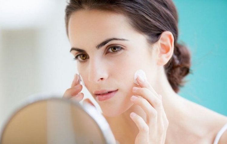 Giữ ẩm làn da khắc phục da không đều màu