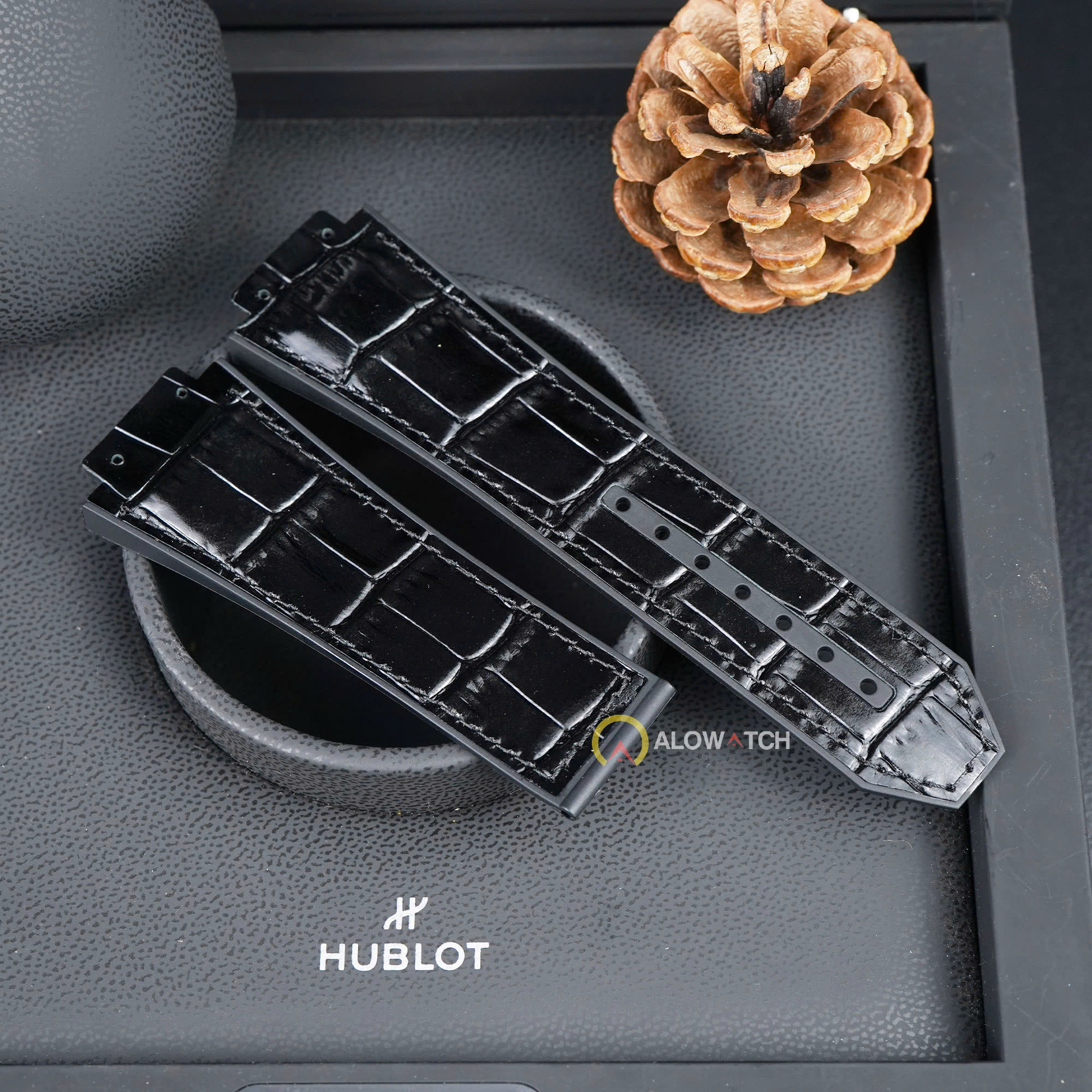 Dây da đồng hồ Hublot được chế tác handmade bởi nghệ nhân Alowatch.