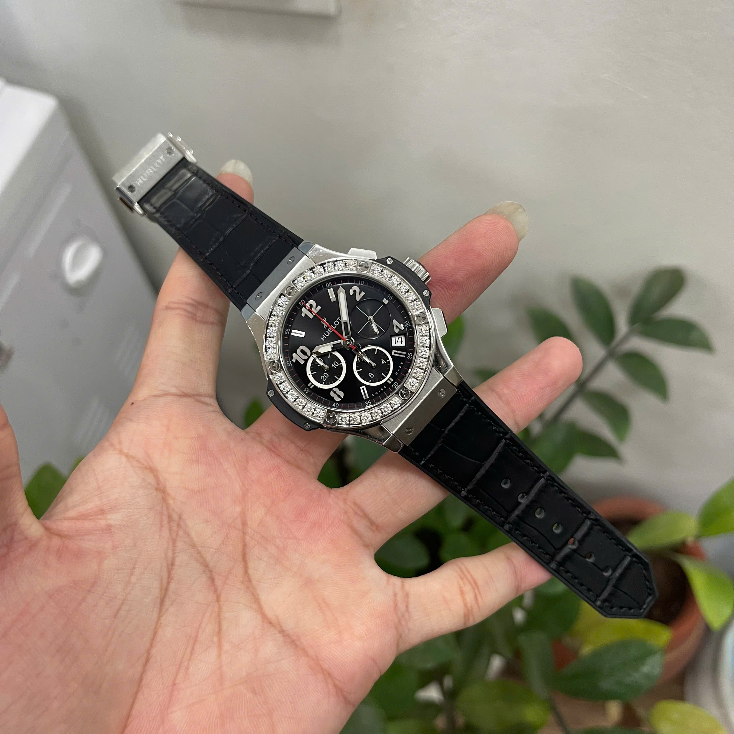 Kỹ thuật viên Alowatch thay dây đồng hồ Hublot chuẩn xác.