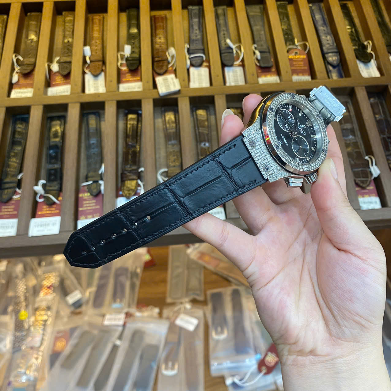 Thay dây cao su bọc da cá sấu mới cho đồng hồ Hublot Big Bang Chronograph S.E.A Edition