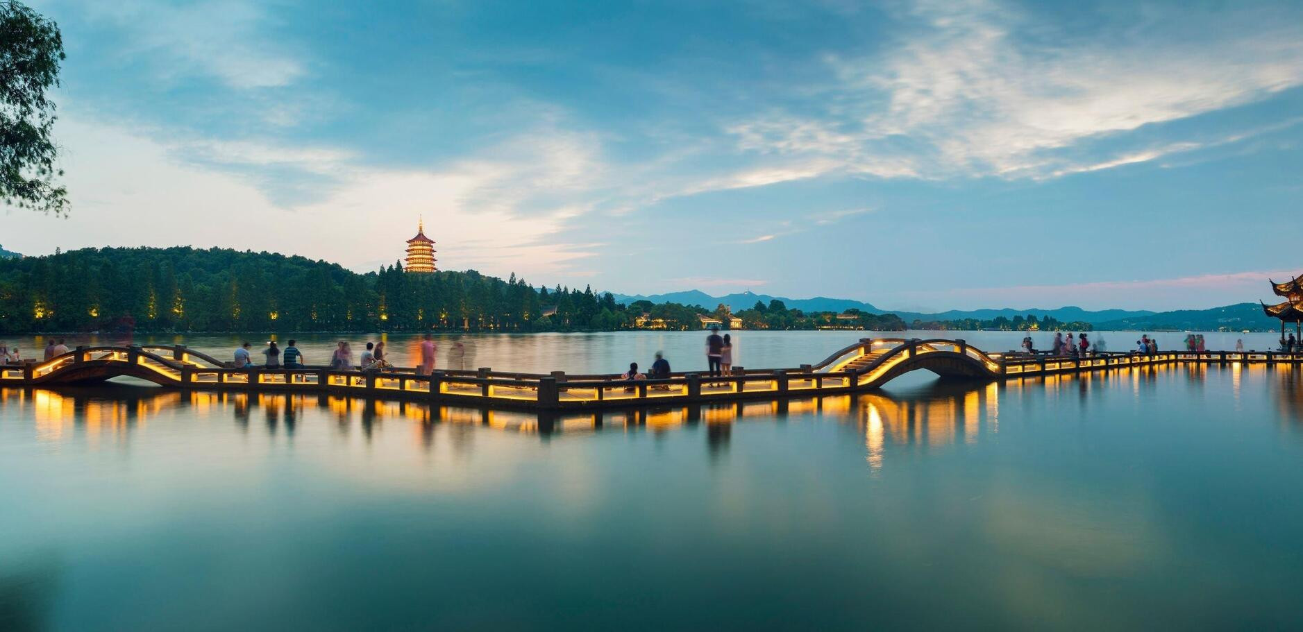 lovepik beishan street xiling bridge in autumn picture_500477124.jpg