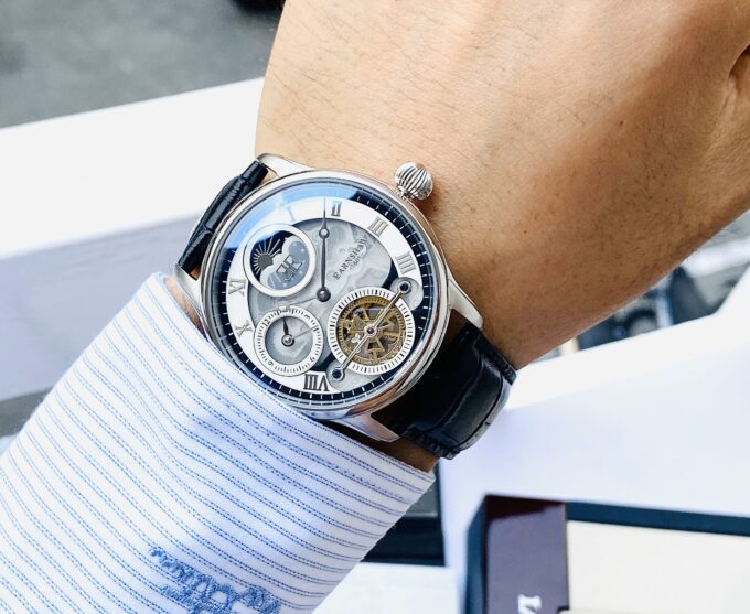 Đồng hồ Earnshaw sử dụng các loại máy như quartz, automatic và mechanical