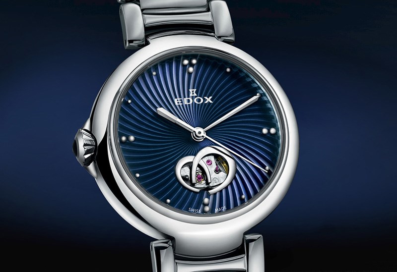 Mặt kính đồng hồ sẽ được làm từ kính Sapphire cao cấp
