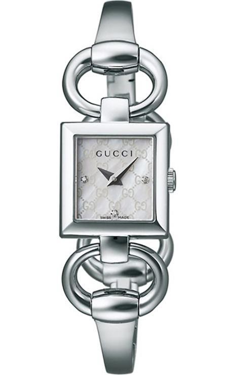 Mã code sản phẩm của đồng hồ Gucci thường được in trên mặt sau của đồng hồ.