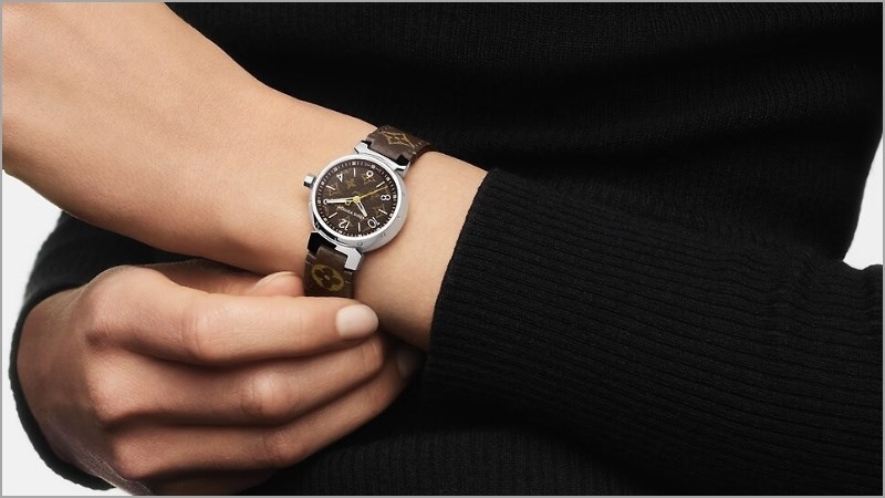 Tambour Monogram tái hiện một cách chân thực họa tiết kinh điển của Louis Vuitton