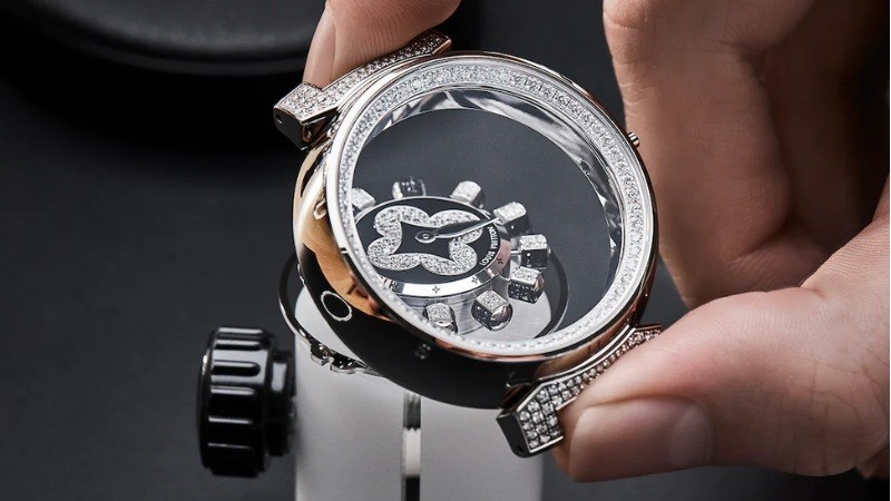 Thương hiệu Louis Vuitton còn ứng dụng rất nhiều vật liệu chế tác xa xỉ, cao cấp