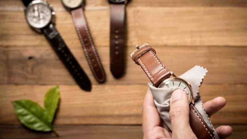 Có thể sử dụng khăn thấm cồn để lau chùi bề ngoài