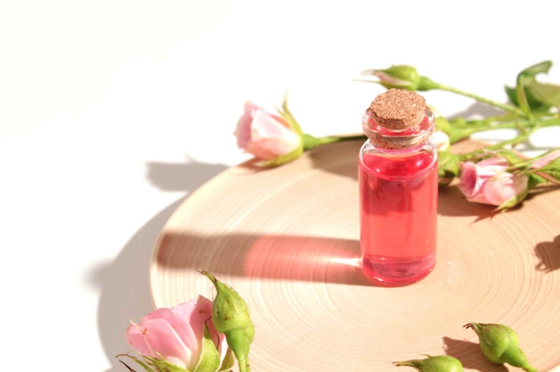 Sử dụng nước hoa hồng có cần rửa lại không?