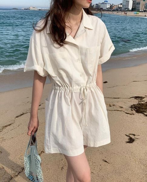 Jumpsuit ngắn chất cotton phối cùng dép slide