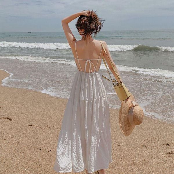 Đầm hở lưng đi cùng sandal dây và kính gọng mảnh