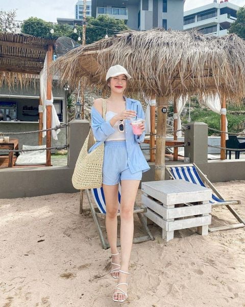 Áo hai dây phối cùng quần short linen và sơ mi khoác mỏng