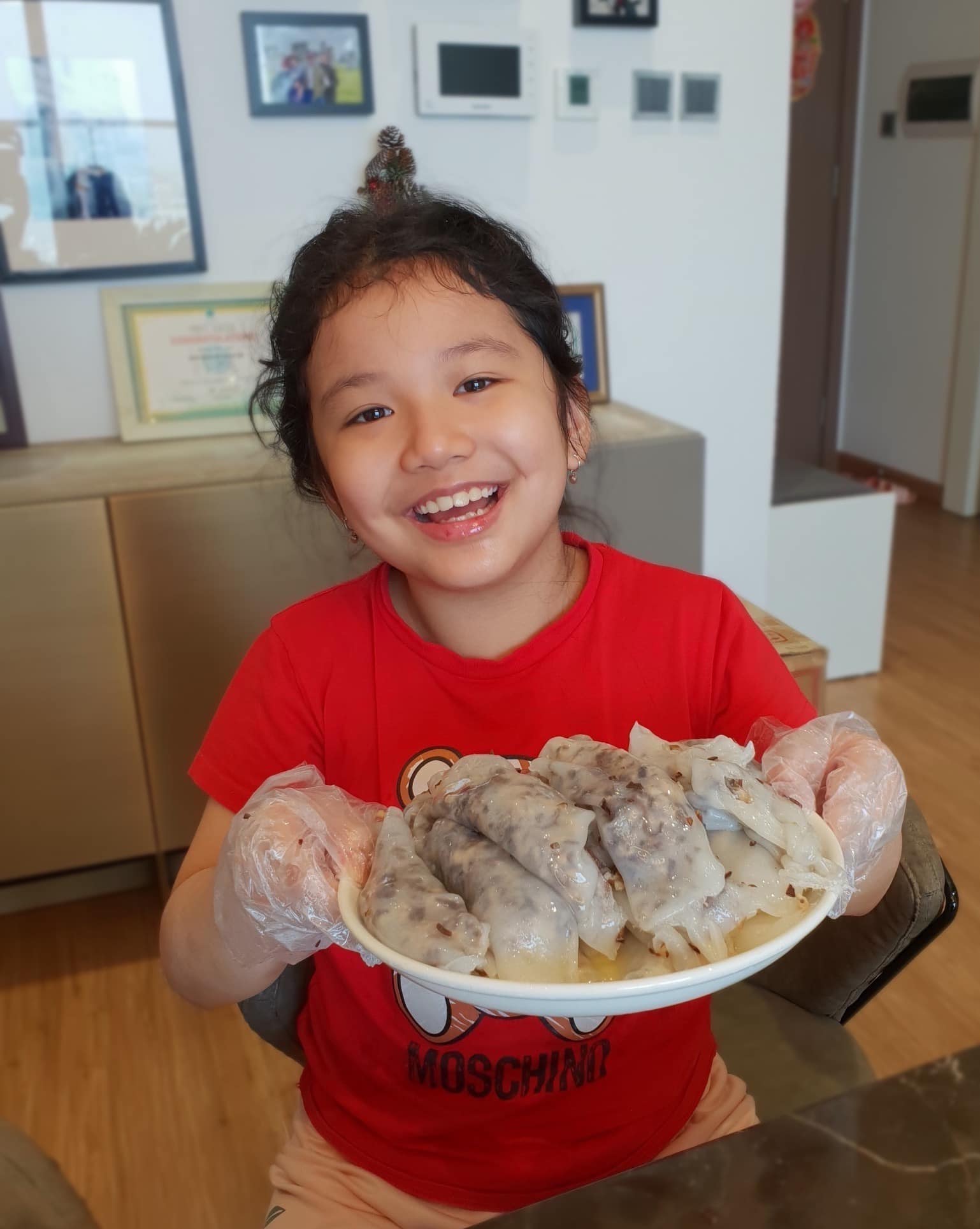 Con gái Jennifer Phạm càng lớn càng xinh, giống hệt bố, khéo tay làm bánh cuốn tặng mẹ - 4