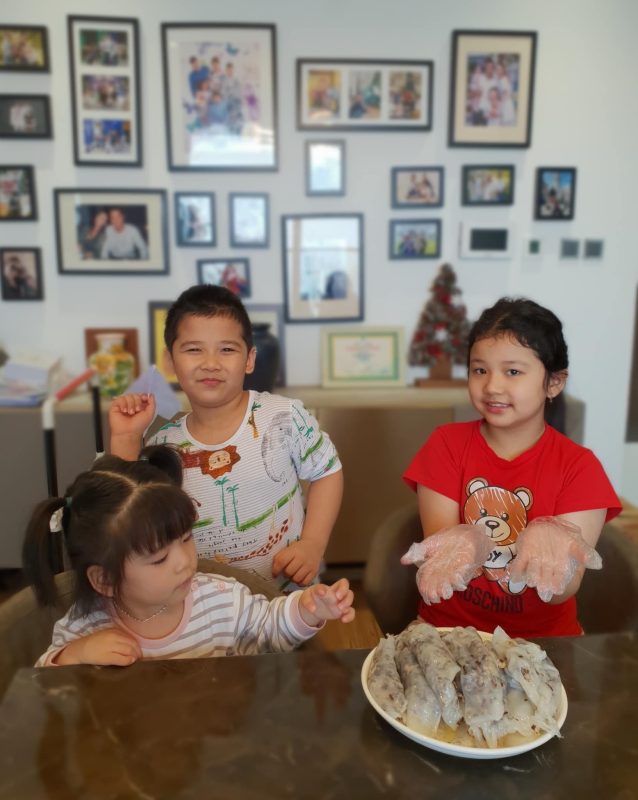 Con gái Jennifer Phạm càng lớn càng xinh, giống hệt bố, khéo tay làm bánh cuốn tặng mẹ