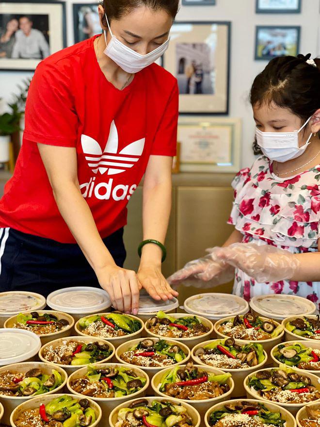 Con gái Jennifer Phạm càng lớn càng xinh, giống hệt bố, khéo tay làm bánh cuốn tặng mẹ - 9