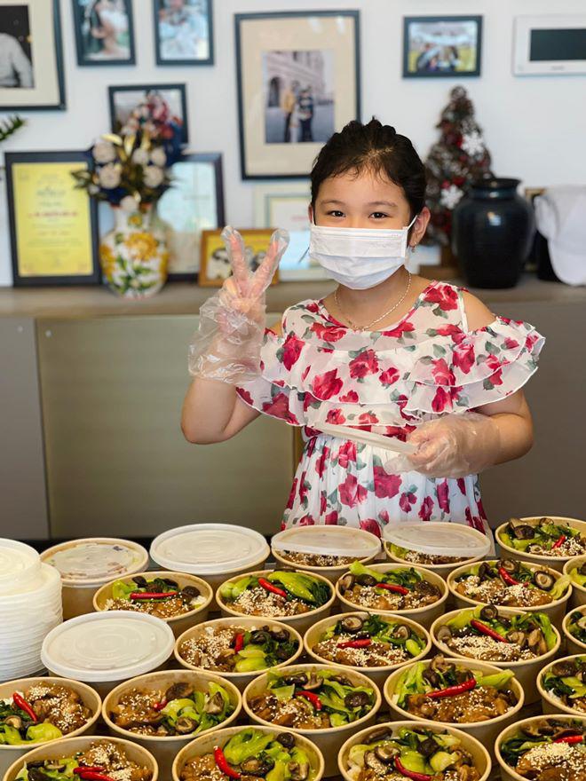 Con gái Jennifer Phạm càng lớn càng xinh, giống hệt bố, khéo tay làm bánh cuốn tặng mẹ - 10