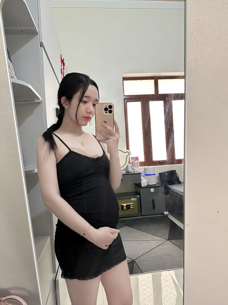 Ở những tháng đầu thai kỳ, cô tăng cân hơn trước nhưng tổng thể vẫn gọn gàng.