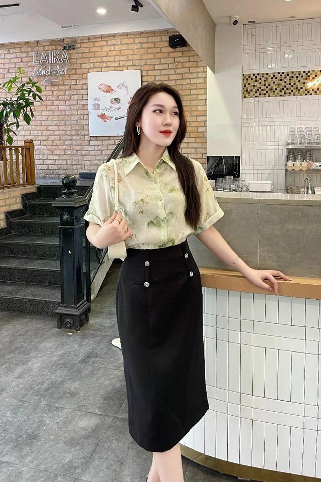 Những chiếc cúc nhỏ duyên dáng tạo điểm nhấn, góp phần tăng sự chỉn chu, thanh lịch của nàng. ẢNH: LAMIA