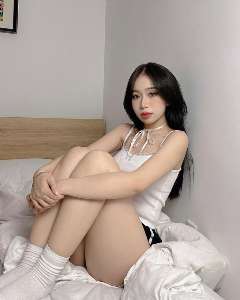Ảnh gái xinh chụp dáng khoe đùi đẹp trên giường