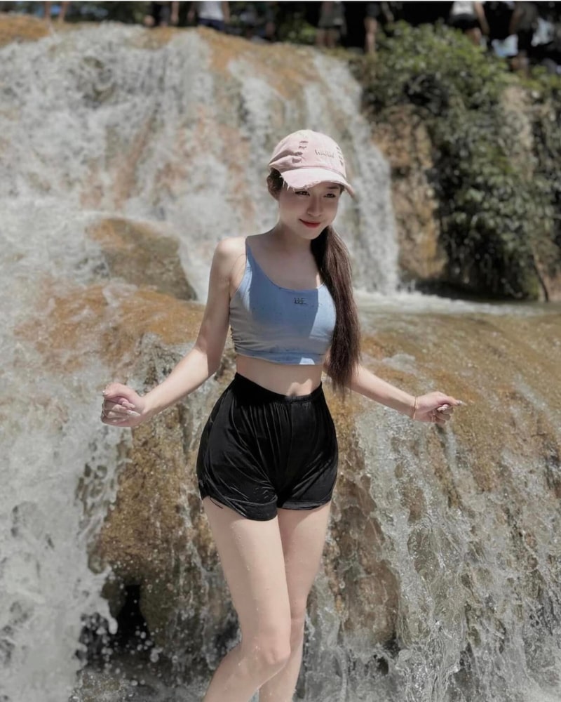 Ảnh gái xinh chụp dáng ở thác nước