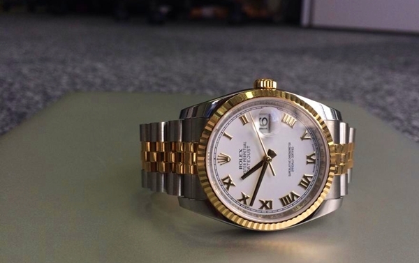 Trên tay đồng hồ Rolex Datejust mạ vàng 18k giá 270 triệu đồng
