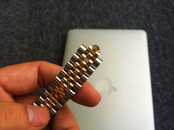 Trên tay đồng hồ Rolex Datejust mạ vàng 18k giá 270 triệu đồng