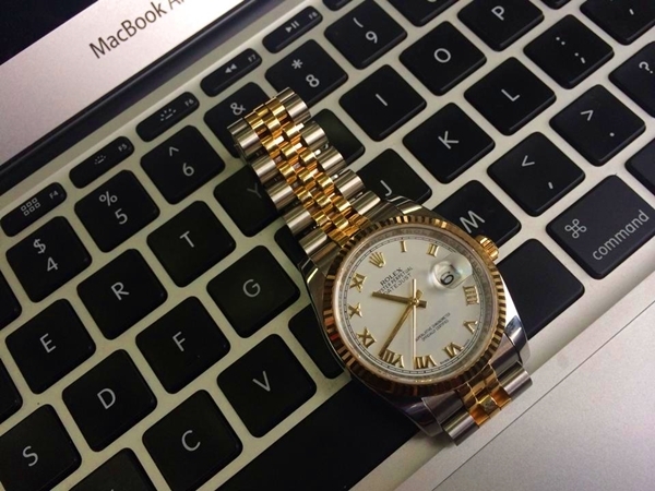 Trên tay đồng hồ Rolex Datejust mạ vàng 18k giá 270 triệu đồng