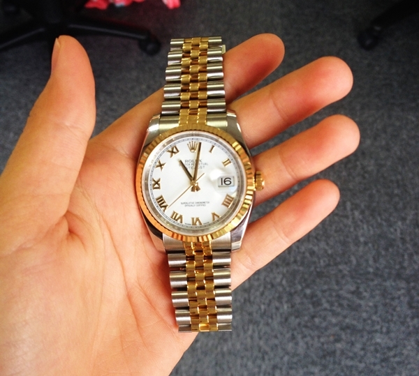 Trên tay đồng hồ Rolex Datejust mạ vàng 18k giá 270 triệu đồng