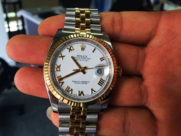 Trên tay đồng hồ Rolex Datejust mạ vàng 18k giá 270 triệu đồng