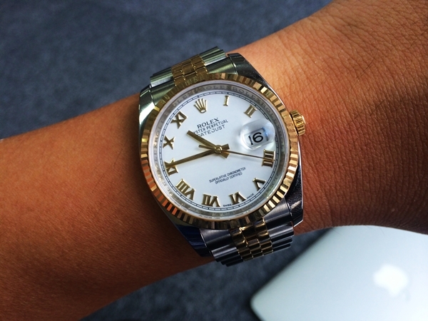 Trên tay đồng hồ Rolex Datejust mạ vàng 18k giá 270 triệu đồng