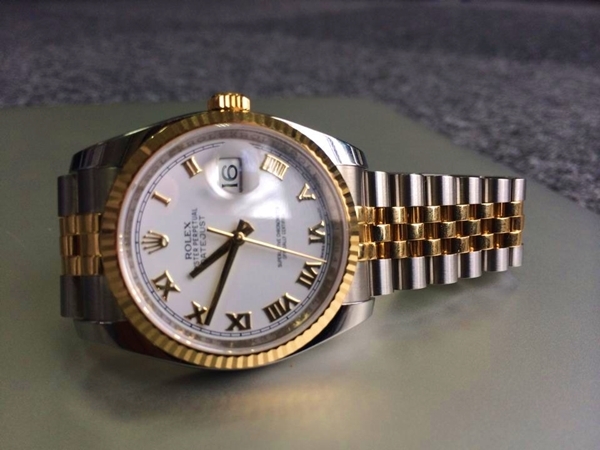 Trên tay đồng hồ Rolex Datejust mạ vàng 18k giá 270 triệu đồng